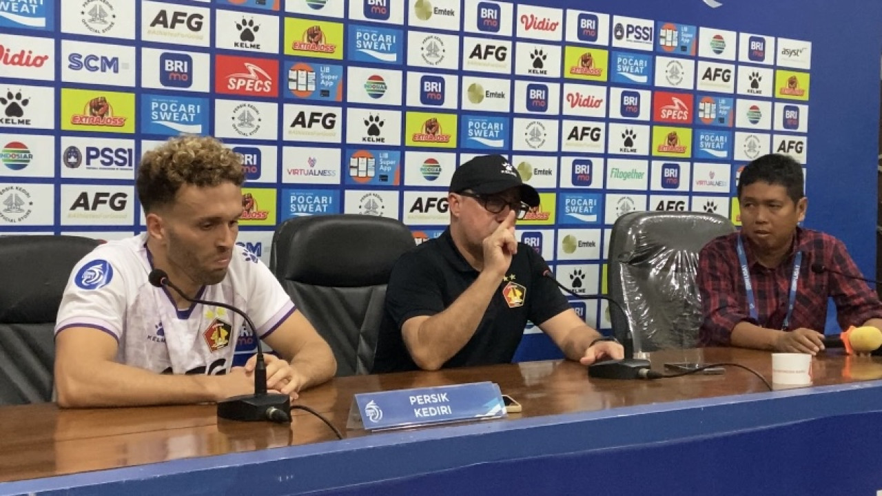 Pelatih Persik Kediri Marcelo Rospide dalam post-match conference. (Foto: Yanuar Dedy/jatimnow.com)