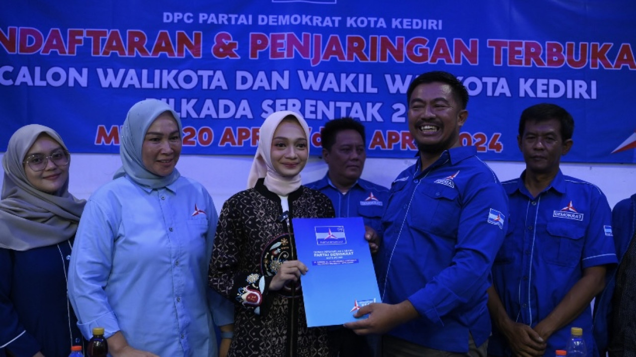 Vinanda Prameswati serahkan formulir pendaftaran ke Demokrat Kota Kediri. (Foto: Yanuar Dedy/jatimnow.com)