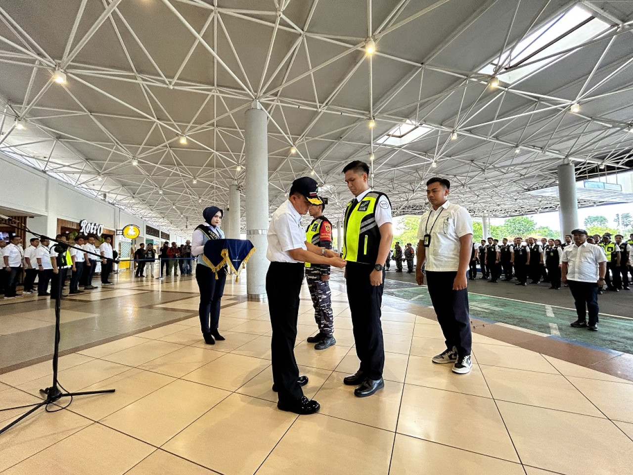 Apel pembukaan posko angkutan udara di lobi terminal 1 (T1). (Foto: Ari Ponang for jatimnow.com)