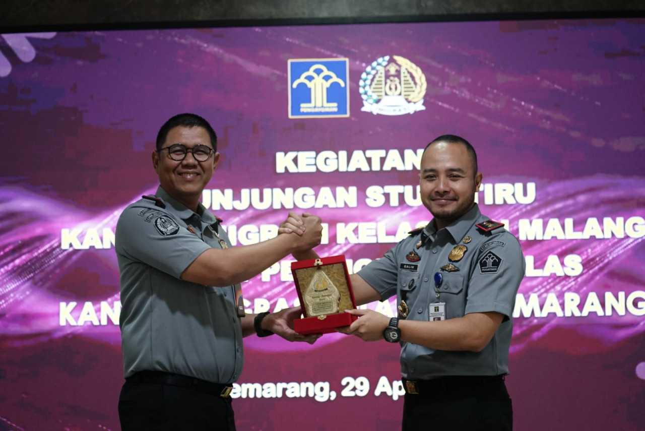 Kakanwil Kemenkumham Jatim Heni Yuwono bersama Kepala Imigrasi Malang Galih Priya Kartika Perdhana. (Foto: Humas Kemenkumham Jatim for jatimnow.com)