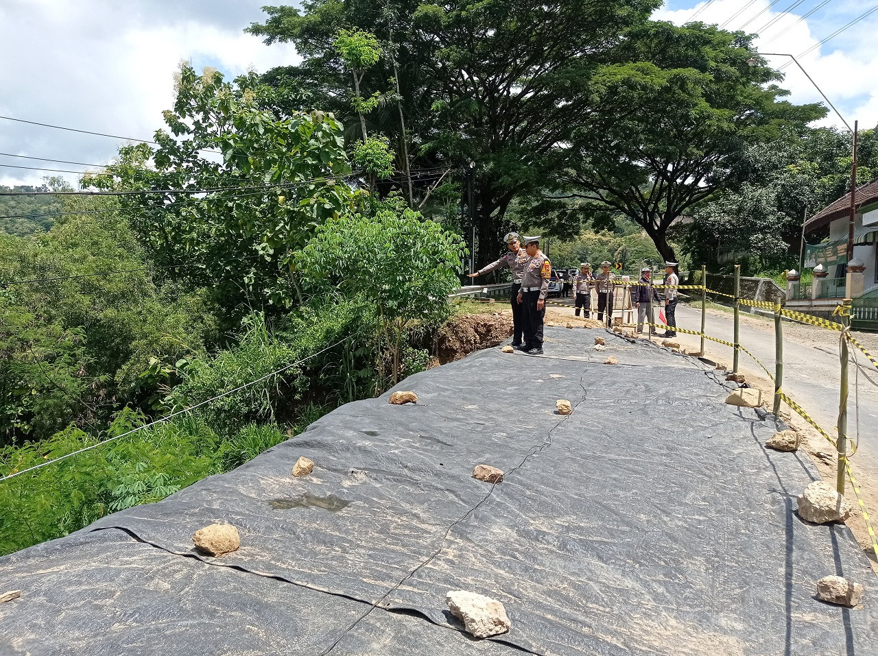 Jalan longsor di Jalan Raya Ponorogo-Pacitan Km 225. (Ahmad Fauzani/jatimnow.com)