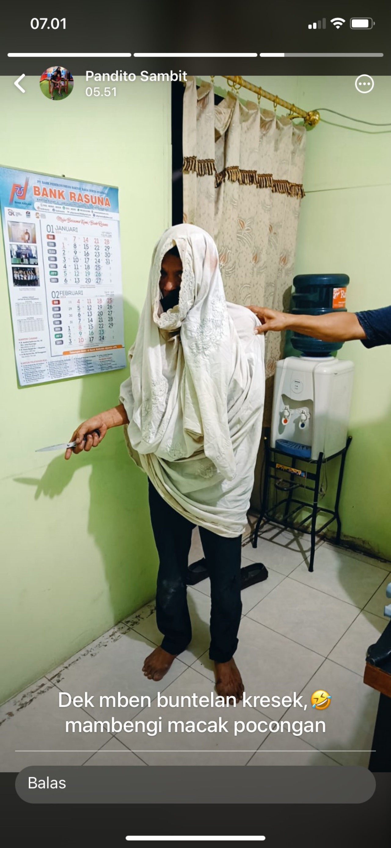 Kakek berkostum pocong beraksi mencuri di toko swalayan di Ponorogo. (Foto: Ahmad Fauzani/jatimnow.com)