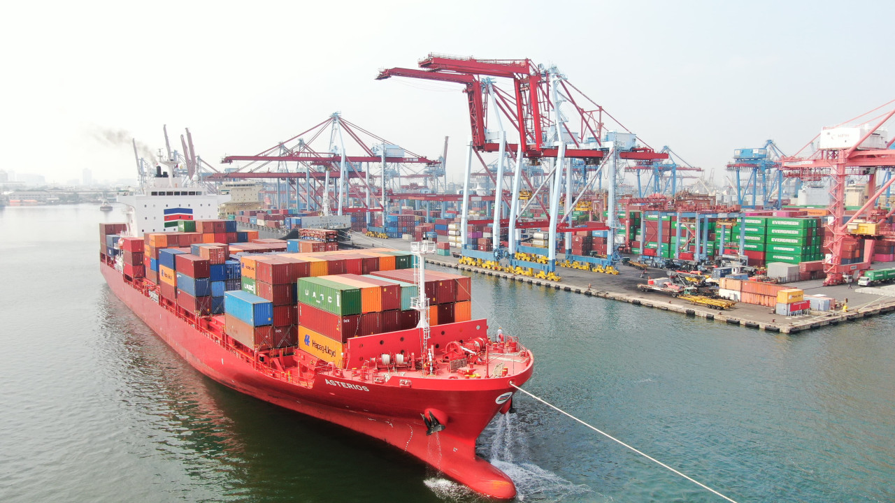 Kapal bersandar pelabuhan untuk menurunkan pengiriman barang. (Foto: Humas Pelindo for jatimnow.con)