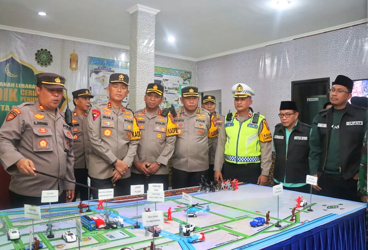 Kapolda Jawa Timur Irjen. Pol. Imam Sugianto bersama Kapolresta Sidoarjo Kombes. Pol. Christian Tobing serta Bupati Sidoarjo Ahmad Muhdlor Ali saat mengecek langsung perayaan malam takbir Hari Raya Idul Fitri 2024 di pos Taman Pondok Indah (TPI) Sidoarjo.