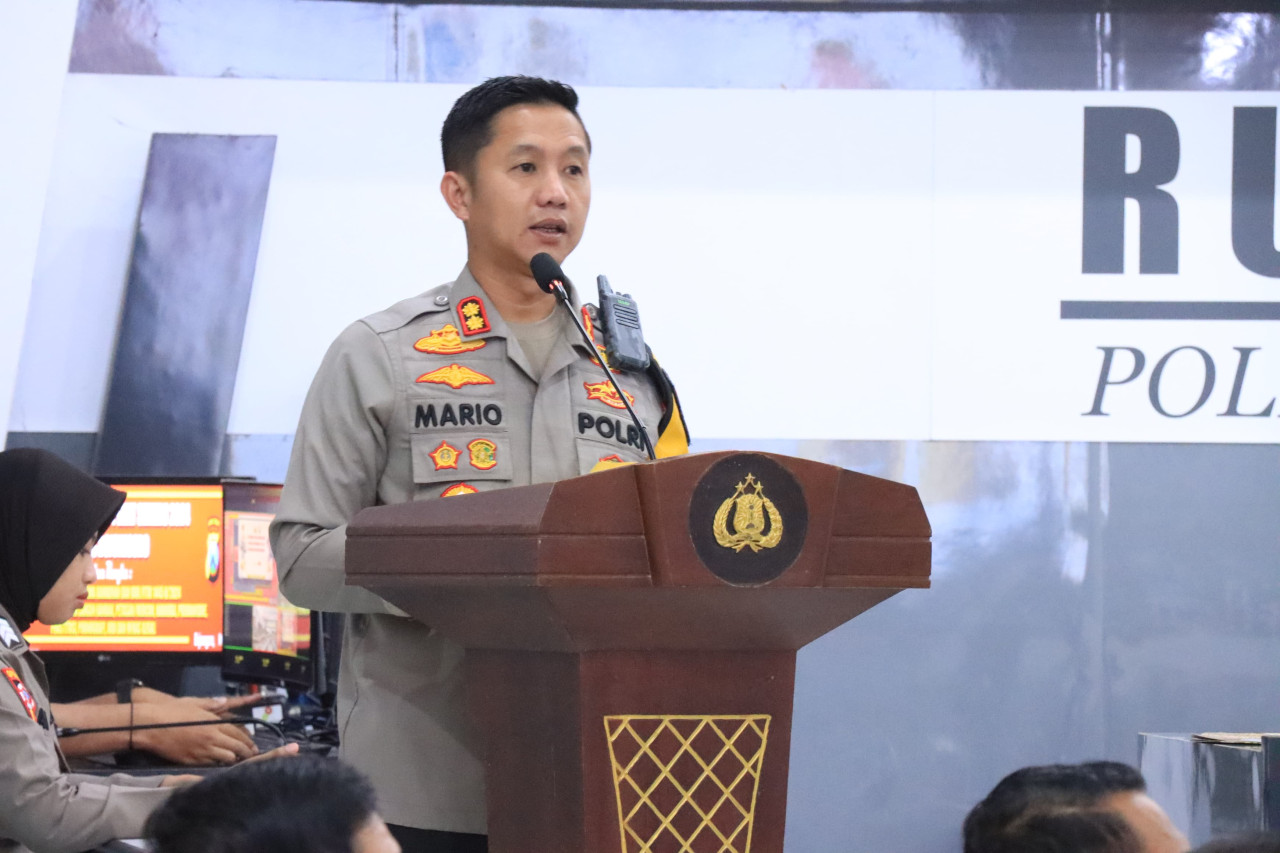 Kapolres Bojonegoro AKBP Mario Prahatinto saat memberikan arahan jaga kamtibmas jelang malam takbiran (Foto: dok Humas Polres Bojonegoro for jatimnow.com)