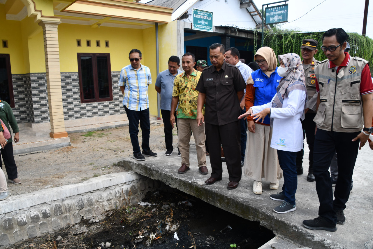 Sekda Kabupaten Tulungagung, Tri Hariadi saat meninjau PSN. (Foto: Bramanta Pamyungkas/jatimnow.com)