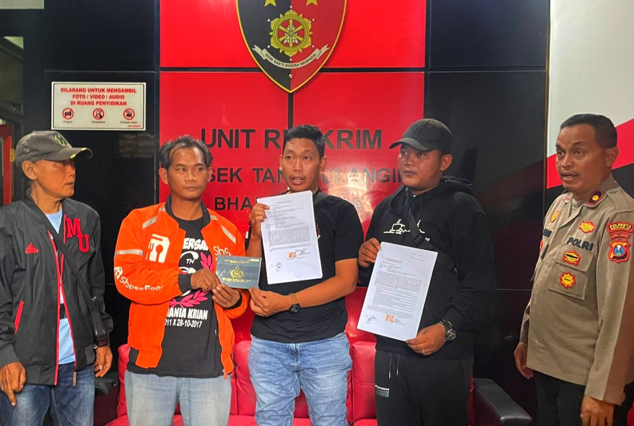 Mediasi kedua pihak dipimpin langsung oleh Kapolsek Tanggulangin Kompol I Gede Putu Atmagiri. (Foto: Ahaddiini HM/jatimnow.com).