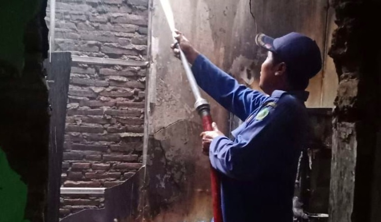Peristiwa kebakaran Desa Tambak Sumur, Waru Sidoarjo yang mengakibatkan korban luka hingga 50 persen. (Foto:  Eja for jatimnow.com).