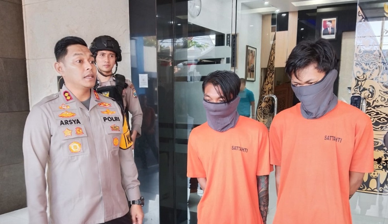 EA dan AJ saat dikeler Polres Tulungagung. (Foto: Bramanta Pamungkas/jatimnow.com)