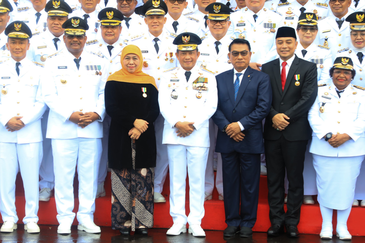 Khofifah saat menerima Satyalancana Karya Bhakti Praja Nugraha dari Mendagri Tito di Balai Kota Surabaya (foto-foto: Hasan for jatimnow.com)