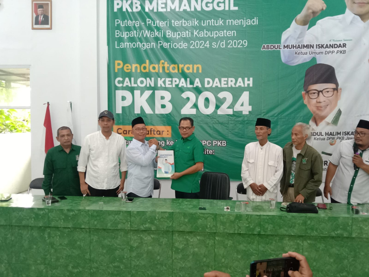 Khusnul Yakin (kiri) saat berjabat tangan dengan Abdul Ghofur (kanan). (Foto: Adyad Ammy Iffansah/jatimnow.com)