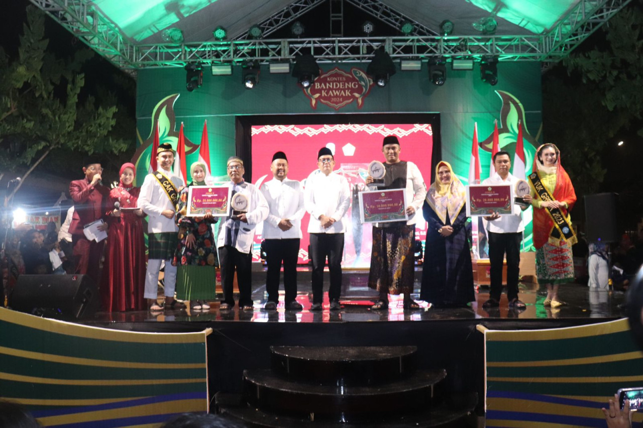 Bupati Gresik Fandi Akhmad Yani, Pj Gubernur Jatim Adhy Karyono beserta pada pemenang Kontes Bandeng Kawak Kabupaten Gresik 2024. (Foto: Humas Pemkab Gresik for jatimnow.com)