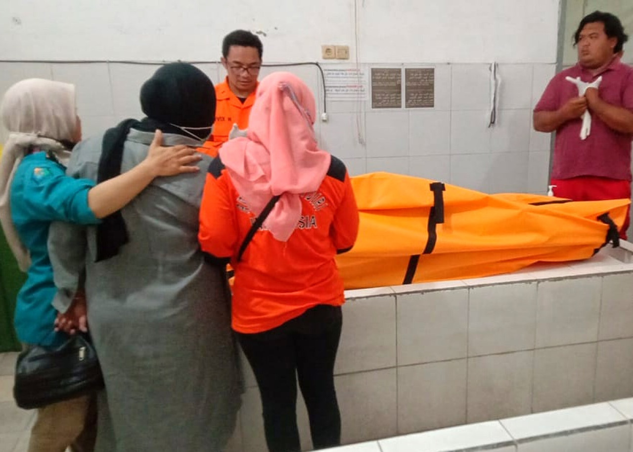 Jenazah korban Iqbal Firmanto (24) warga Hangtuah Rt 18 Rw 06 Sidoklumpuk Sidoarjo saat berada di ruang jenazah Rumah Sakit Anwar Medika Sidoarjo. (Foto: Mardiono BPBD Sidoarjo for jatimnow.com).
