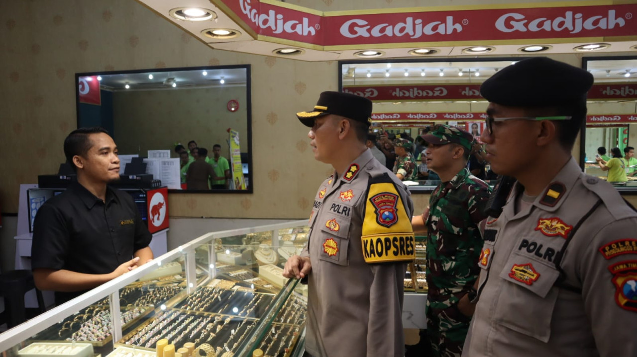 Kapolres Probolinggo Kota, AKBP Wadi Sa'bani saat berpatroli ke sejumlah toko emas di Kota Probolinggo. (Foto: Humas Polres Probolinggo Kota for jatimnow.com)