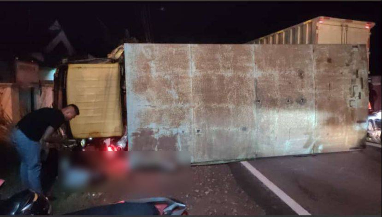 Pemotor di Bojonegoro Tewas Tertimpa Truk Box yang Terguling