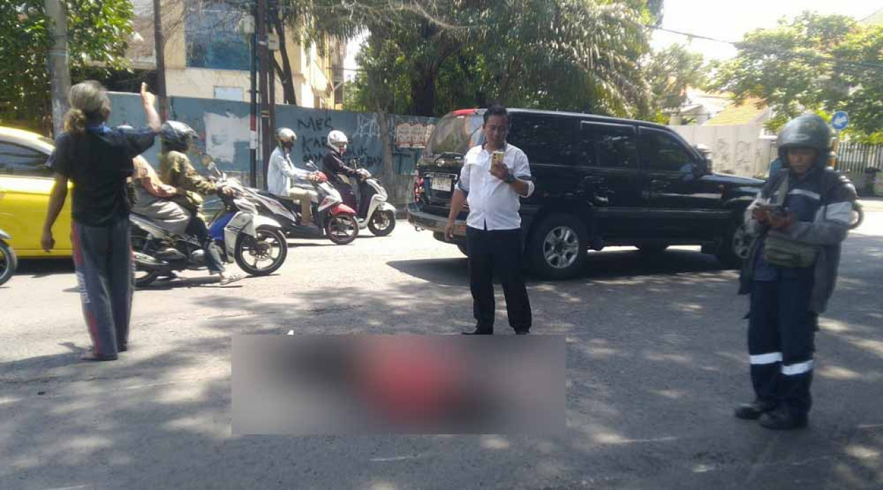 Pengendara motor tergeletak di Jalan Diponegoro Surabaya usai terlibat kecelakaan lalu-lintas. (Foto: Command Center 112 Surabaya)