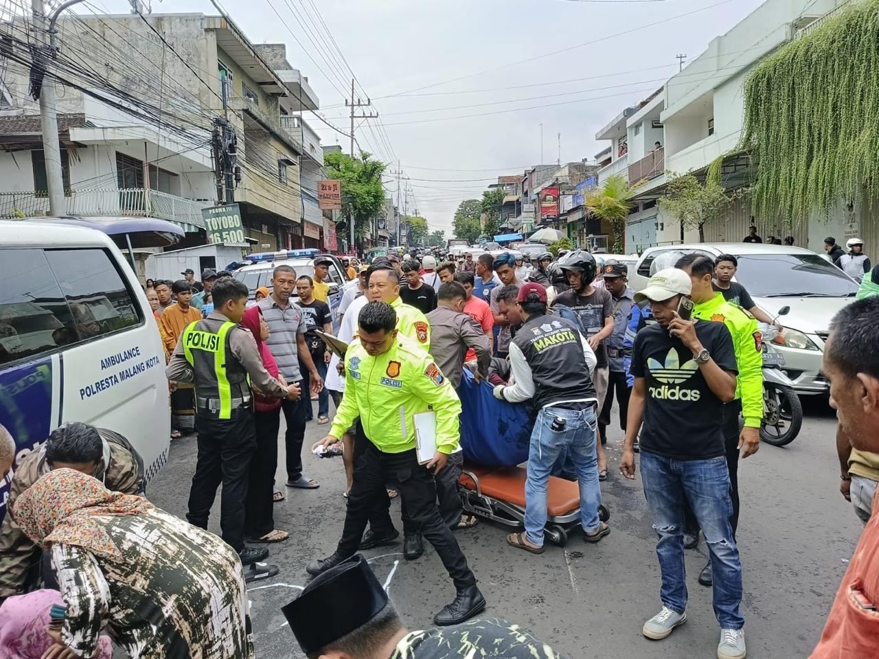 Evakuasi pengendara sepeda motor Honda Vario terlibat kecelakaan tunggal di Jalan Muharto, Kota Malang, Jawa Timur pada Rabu (17/4/2024) sekitar pukul 12.00 WIB. (Foto: Satlantas Polresta Malang Kota for jatimnow.com)