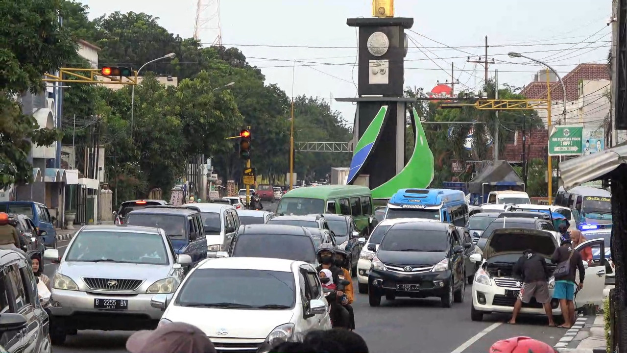 Kepadatan arus lalu lintas pada jalur mudik di Kabupaten Lamongan. (Foto : Adyad Ammy Iffansah/jatimnow.com)