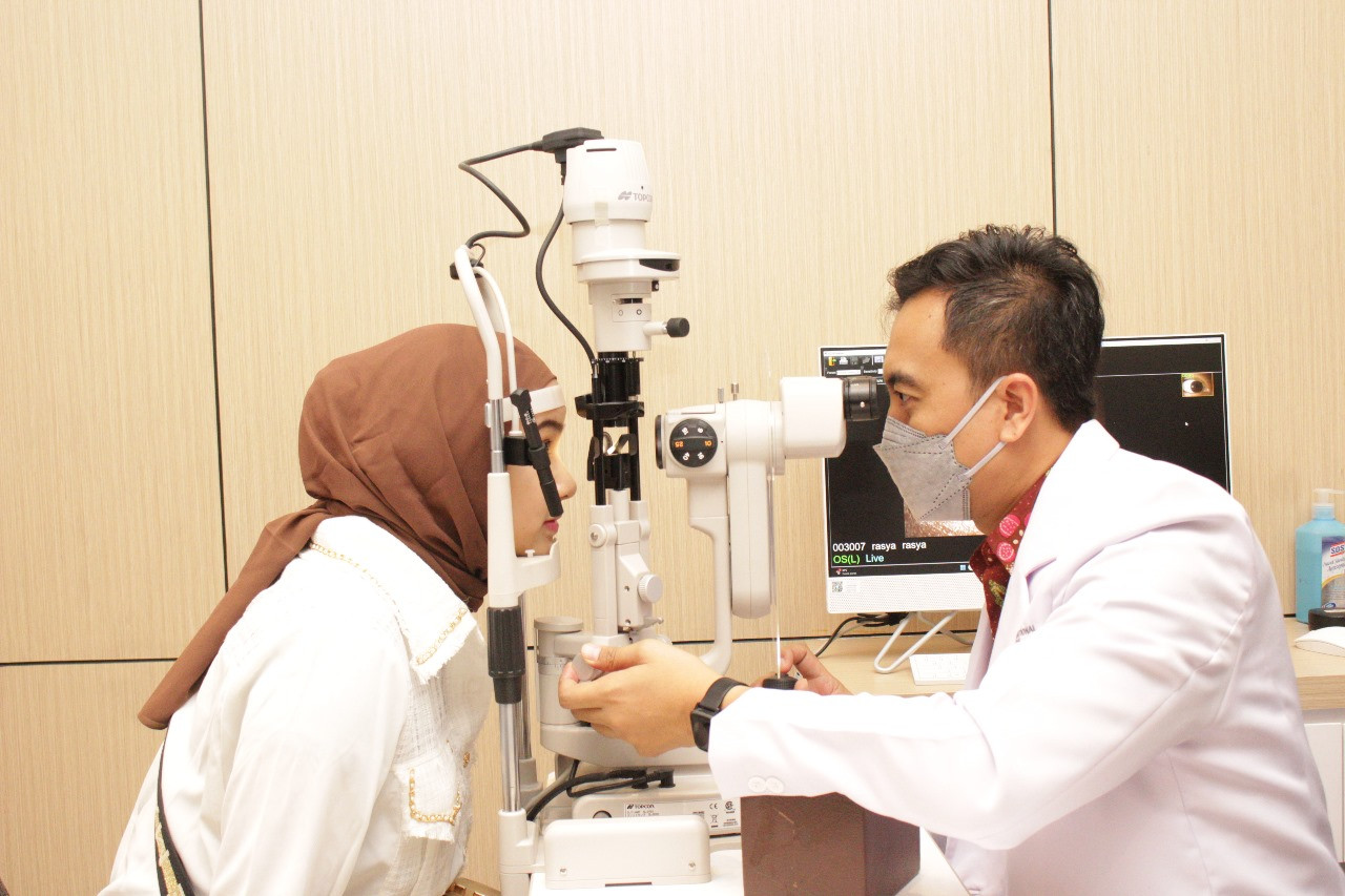 tiktokers Vabella Widitiar (kiri) saat melakukan pemeriksaan mata dengan Dokter spesialis mata NEC Surabaya dr. M. Nurdin Zuhri, SpM (kanan) (foto: NEC Surabaya for jatimnow.com)