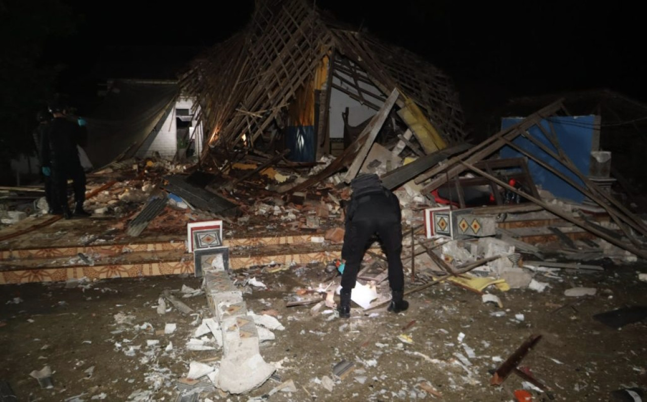 Rumah hancur akibat ledakan mercon. (Foto: Polres Bangkalan for jatimnow.com).