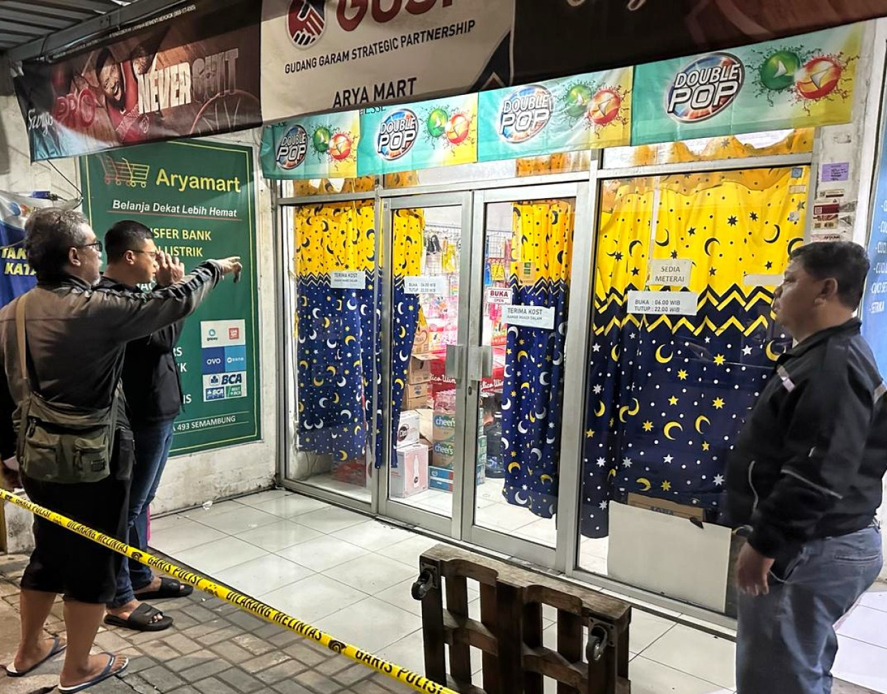 Kompol Agus Sobarnapraja saat berapa di TKP, Minimarket Desa Semambung, Gedangan, Sidoarjo.(Foto: Kompol Agus Sobarnapraja for jatimnow.com).