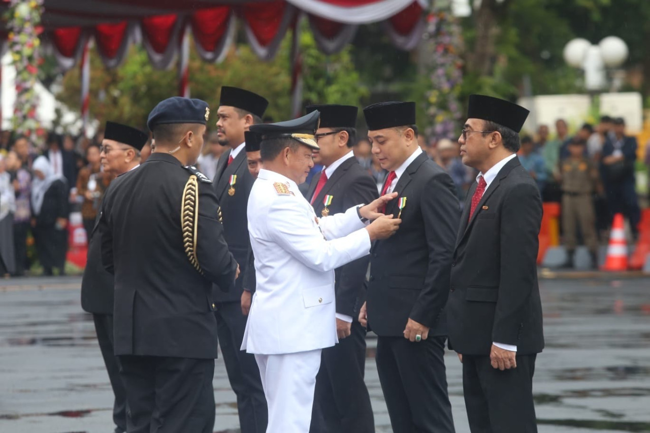 Mendagri Tito Karnavian saat menyematkan penghargaan penghargaan Satyalancana Karya Bhakti Praja Nugraha di halaman kantor Pemkot Surabaya (Foto: Misbahul Munir/jatimnow.com)