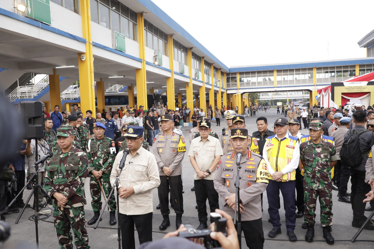 Pj Gubernur Jatim Adhy Karyono saat mendampingi Kapolri, Menhub, dan Panglima TNi meninjau Terminal Purabaya Sidoarjo (foto: Humas Pemprov Jatim for jatimnow.com)