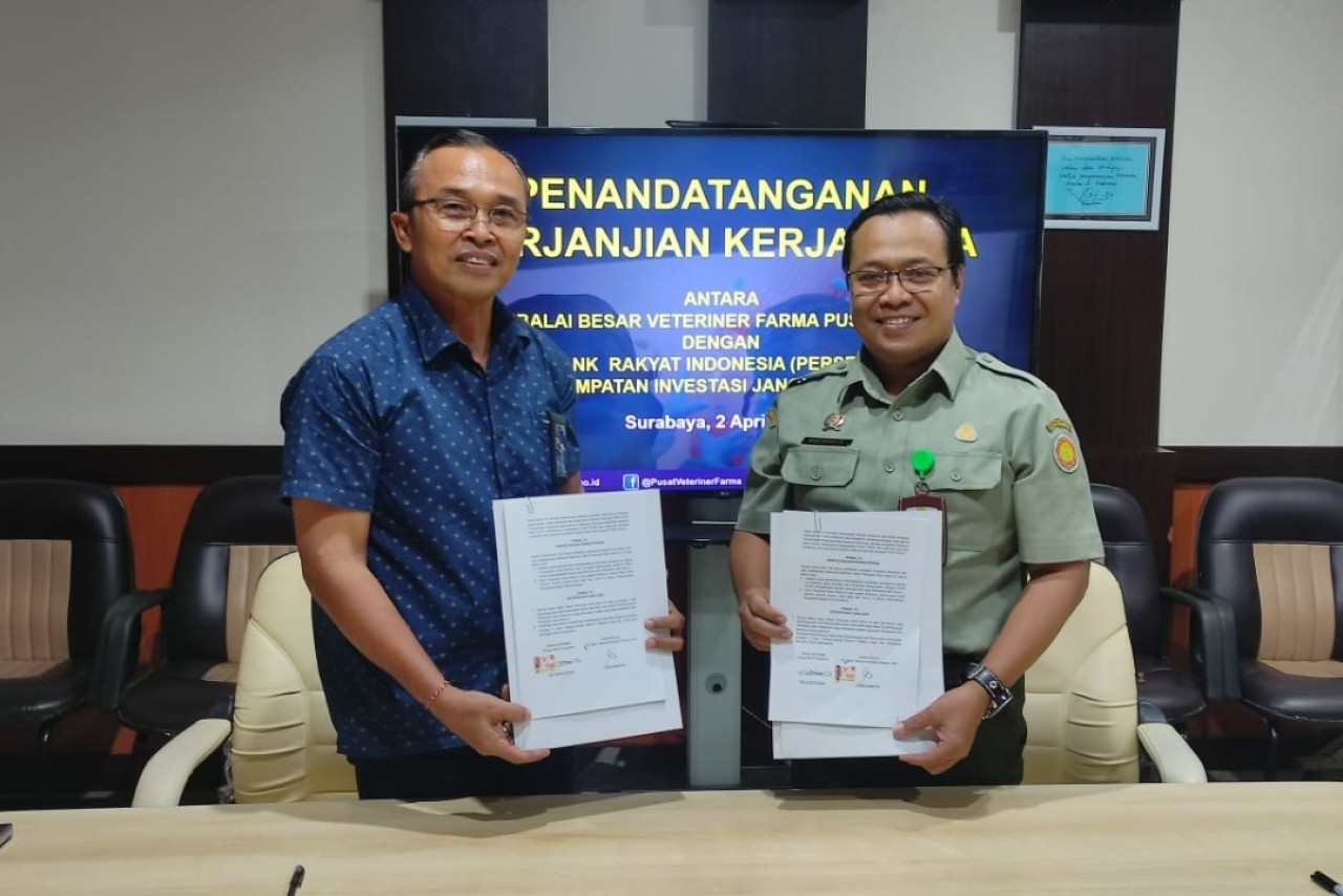 Proses teken kerjasama yang dilakukan Branch Manager BRI Surabaya Diponegoro, I Gede Dianarta (kiri) bersama Kepala Balai Besar Veteriner Farma Pusvetma Edy Budi Susila (kanan) (foto: Sri Handi for jatimnow.com)