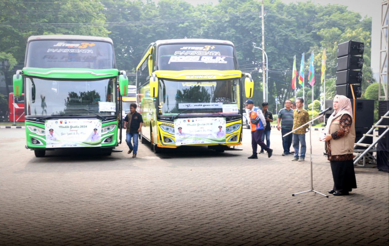 Wakil Bupati Gresik Aminatun Habibah saat melepas keberangkatan peserta mudik gratis bareng Gus Yani dan Bu Min tahun 2024, di halaman Kantor Pemerintah Kabupaten (Pemkab) Gresik. (Foto: Diskominfo Pemkab Gresik for jatimnow.com)