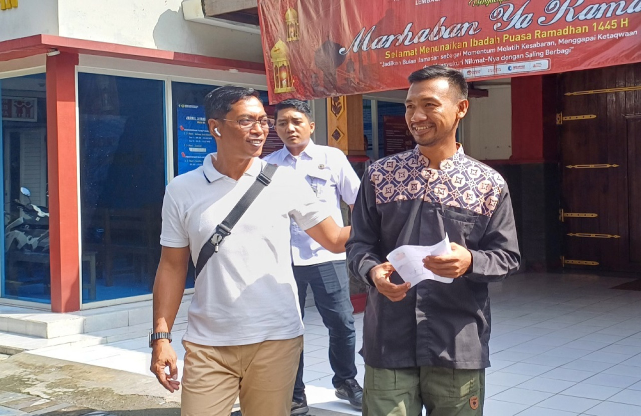 Napi Teroris, Herman alias Abu Difa (berbaju koko)  usai bebas dari Lapas Lamongan. (Foto : Adyad Ammy Iffansah/jatimnow.com)