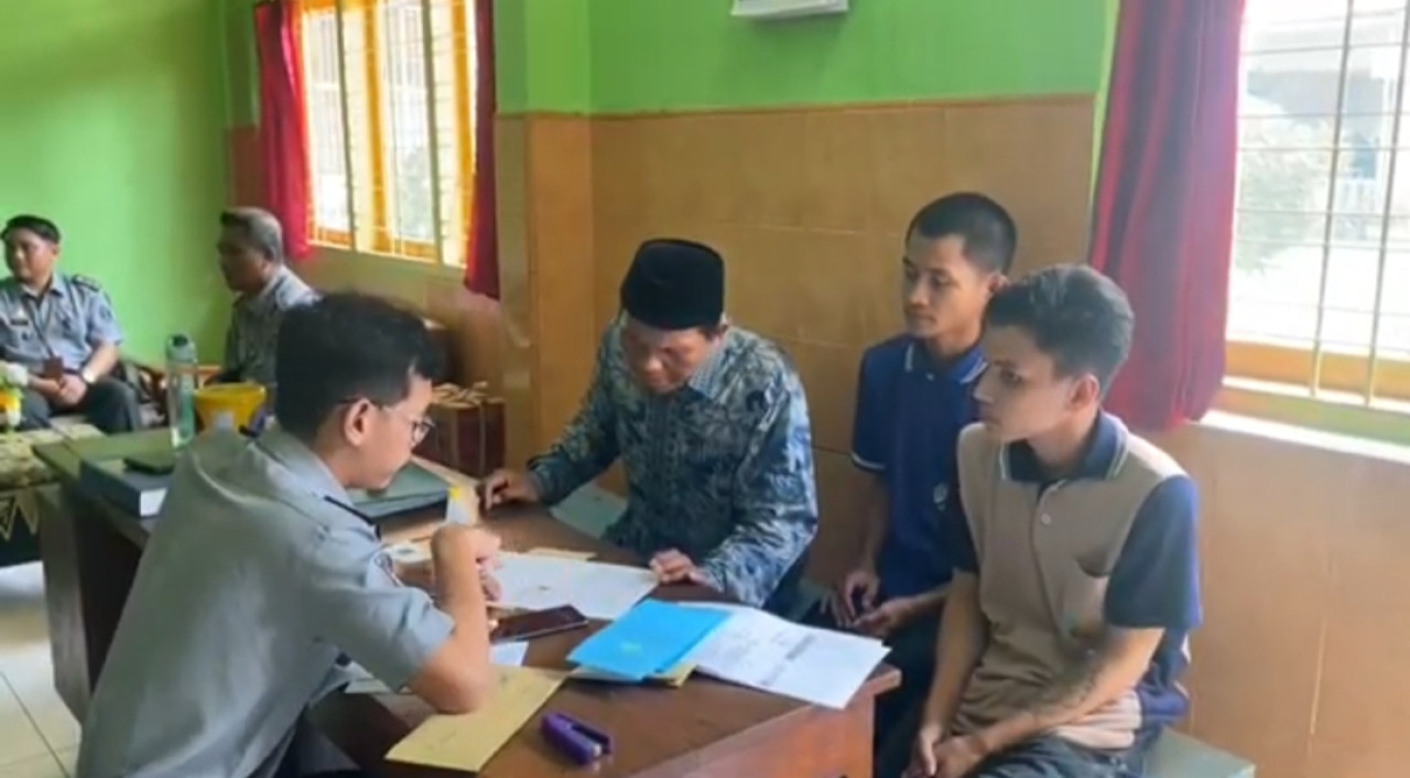 Baharudin Azam Narapidana Lapas Kelas 2A Bojonegoro saat menguras berkas bebas bersyarat didampingi keluarga (Fotomisbahul munir/jatimnow.com)