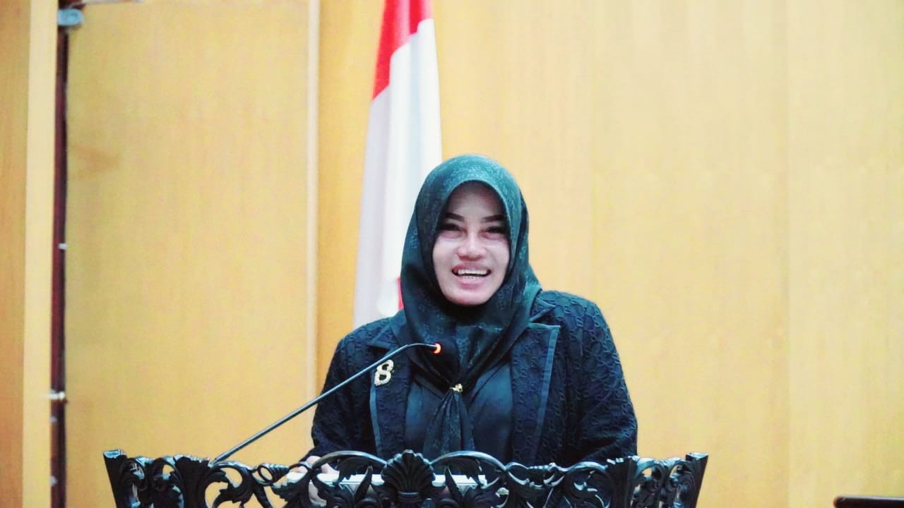 Norma Yunita saat membacakan pendapat akhir Sidang Paripurna pengesahan Perda Kemiskinan (foto: Bintang for jatimnow.com)