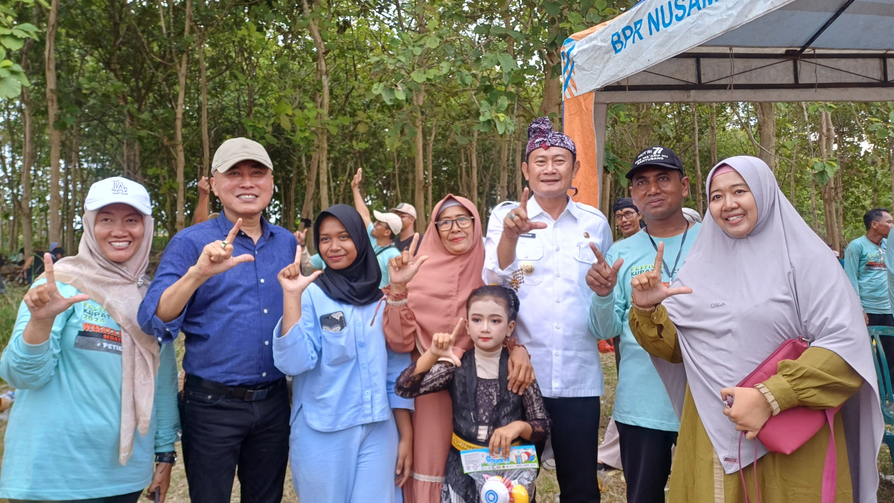 Kebersamaan Bupati Lamongan, Yuhronur Efendi dan Wahid Wahyudi di sela-sela tradisi kupatan di Desa Sedayulawas, Brondong, Lamongan. (Foto : Adyad Ammy Iffansah/jatimnow.com)