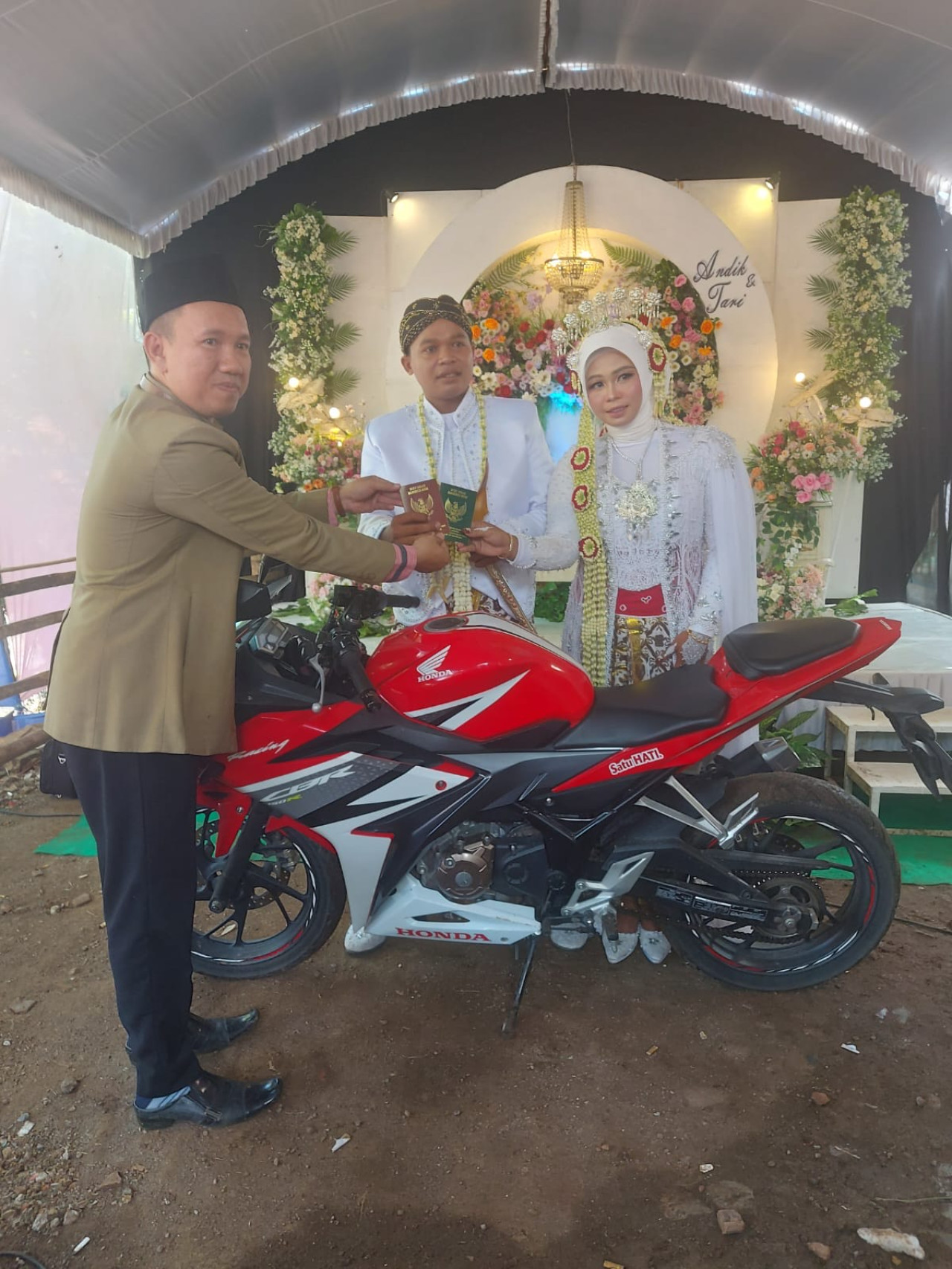 Pasangan pengantin dengan motor CBR sebagai mahar. (Foto: dok. KUA Sawoo for jatimnow.com)