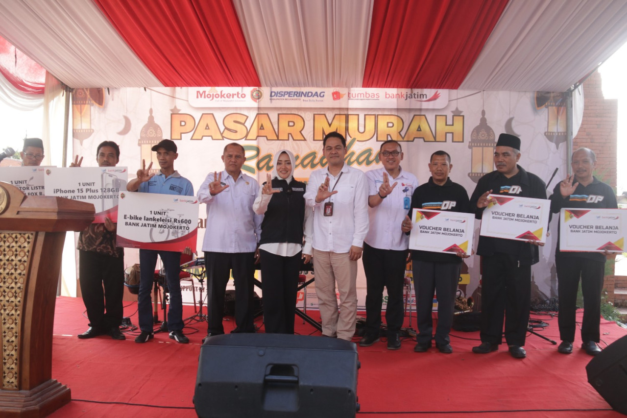 Bupati Mojokerto Ikfina Fahmawati saat hadir di Pasar Murah Mojokerto. (Foto: Humas Pemkab Mojokerto for jatimnow.com)