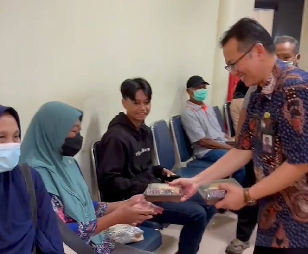 Menejemen RSUD R.T Notopuro Sidoarjo saat melakukan agenda Sapa Pasien dengan membagikan ratusan paket roti pada pasien dan keluarga.
