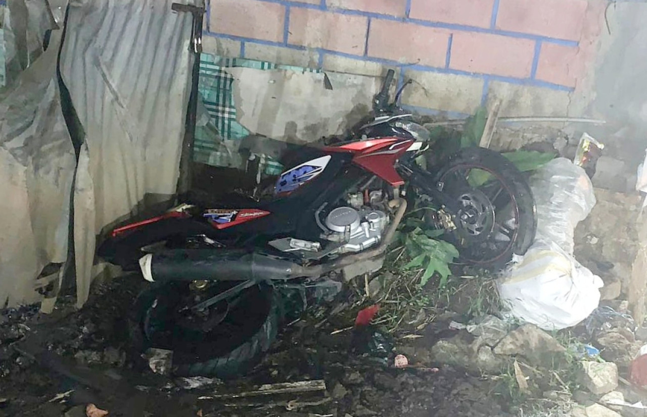 Kondisi kendaraan sepeda motor Yamaha Vixion dengan nomor polisi N 2330 KJ yang terlibat kecelakaan tunggal di Jalan Indragiri, Desa Sumberejo, Kecamatan Batu, Kota Batu