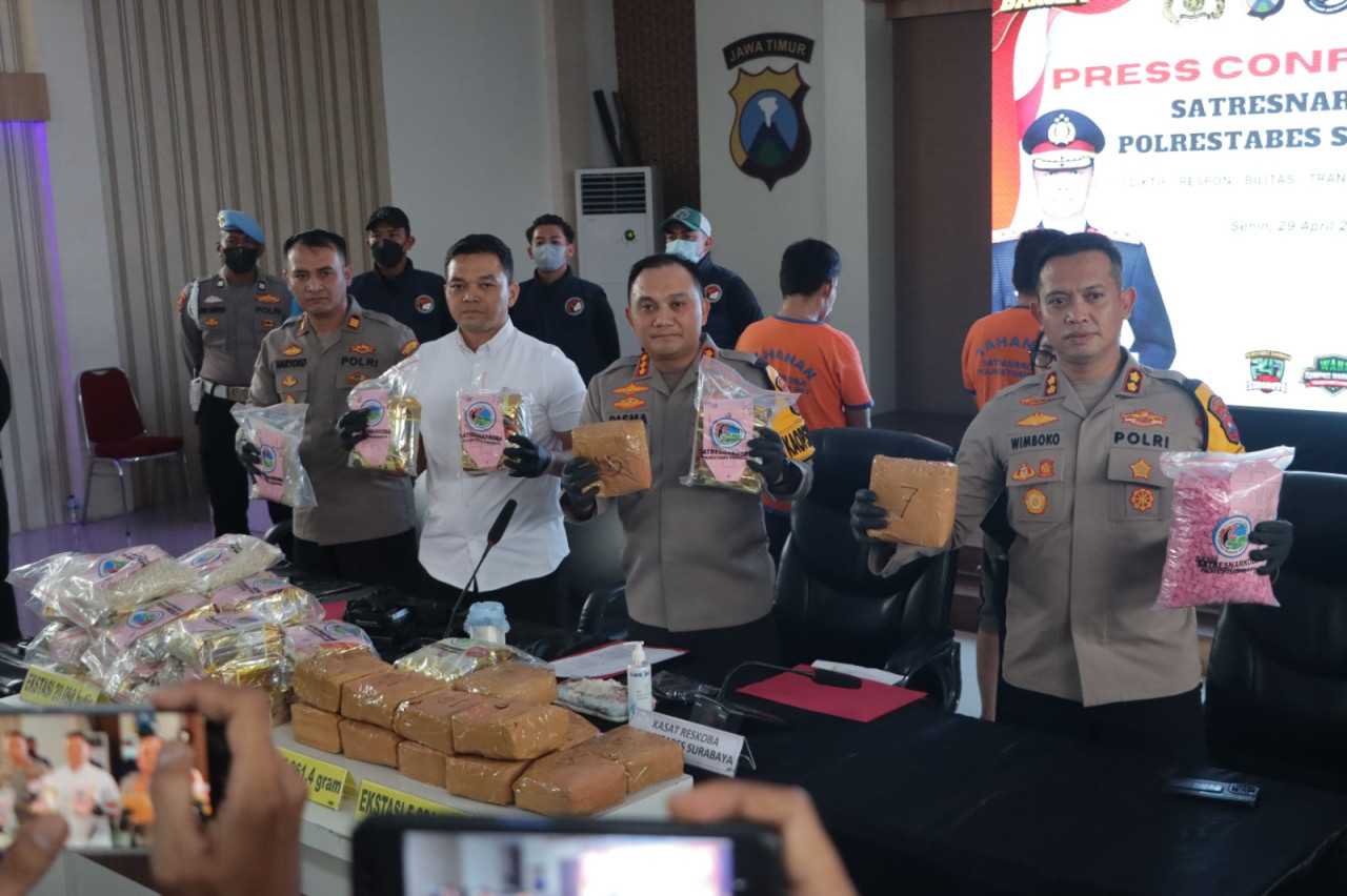 Kapolrestabes Surabaya didampingi Kasatreskoba saat membeber hasil pengungkapan sindikat kurir narkoba jaringan lintas Sumatera-Jawa (dok Humas Polrestabes for jatimnow.com)