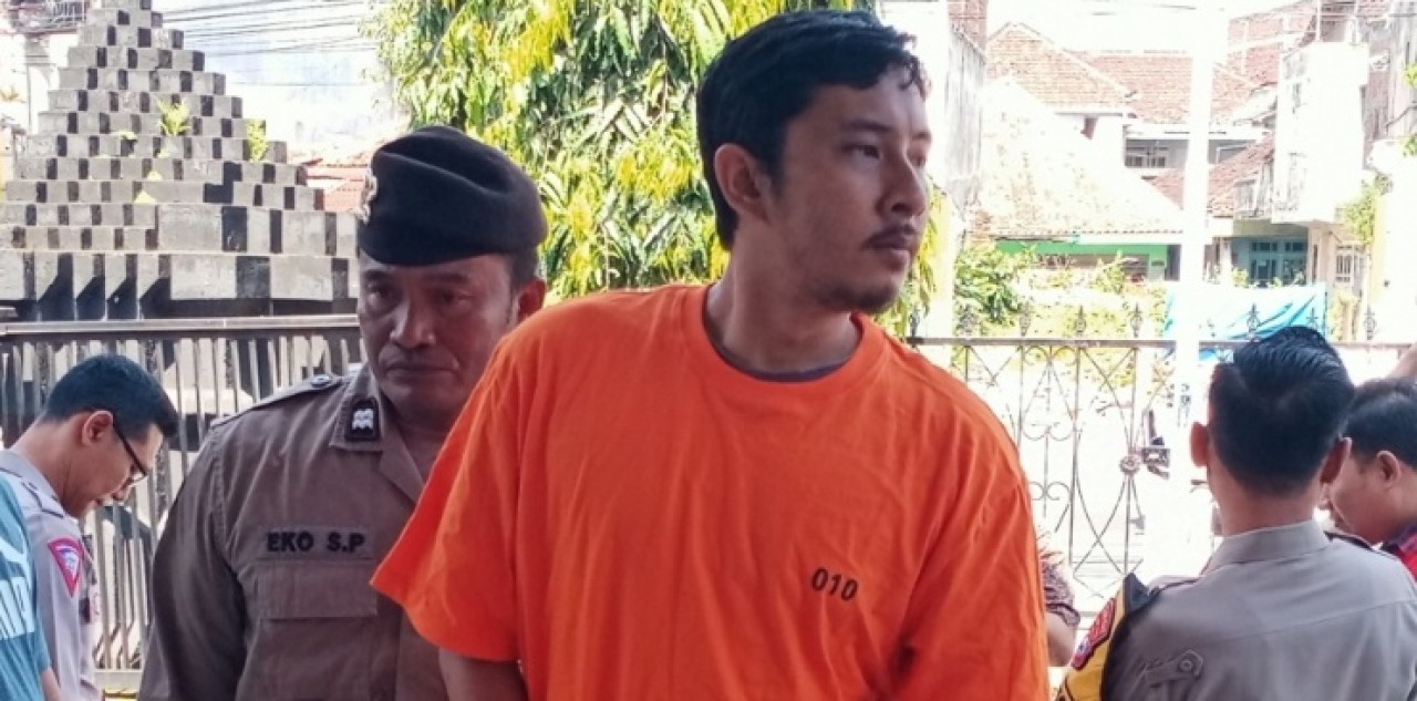 HKP alias Heru (29) di Kota Malang, Jawa Timur ditangkap polisi karena hendak edarkan ganja seberat 2 kilogram. (Foto : Gerhana/jatimnow.com)