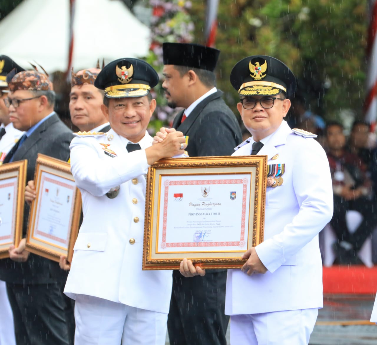 Pj Gubernur Jatim Adhi Karyono saat menerima penghargaan dari Mendagri. (Foto-foto: dok. Humas Pemprov Jatim for jatimnow.com)