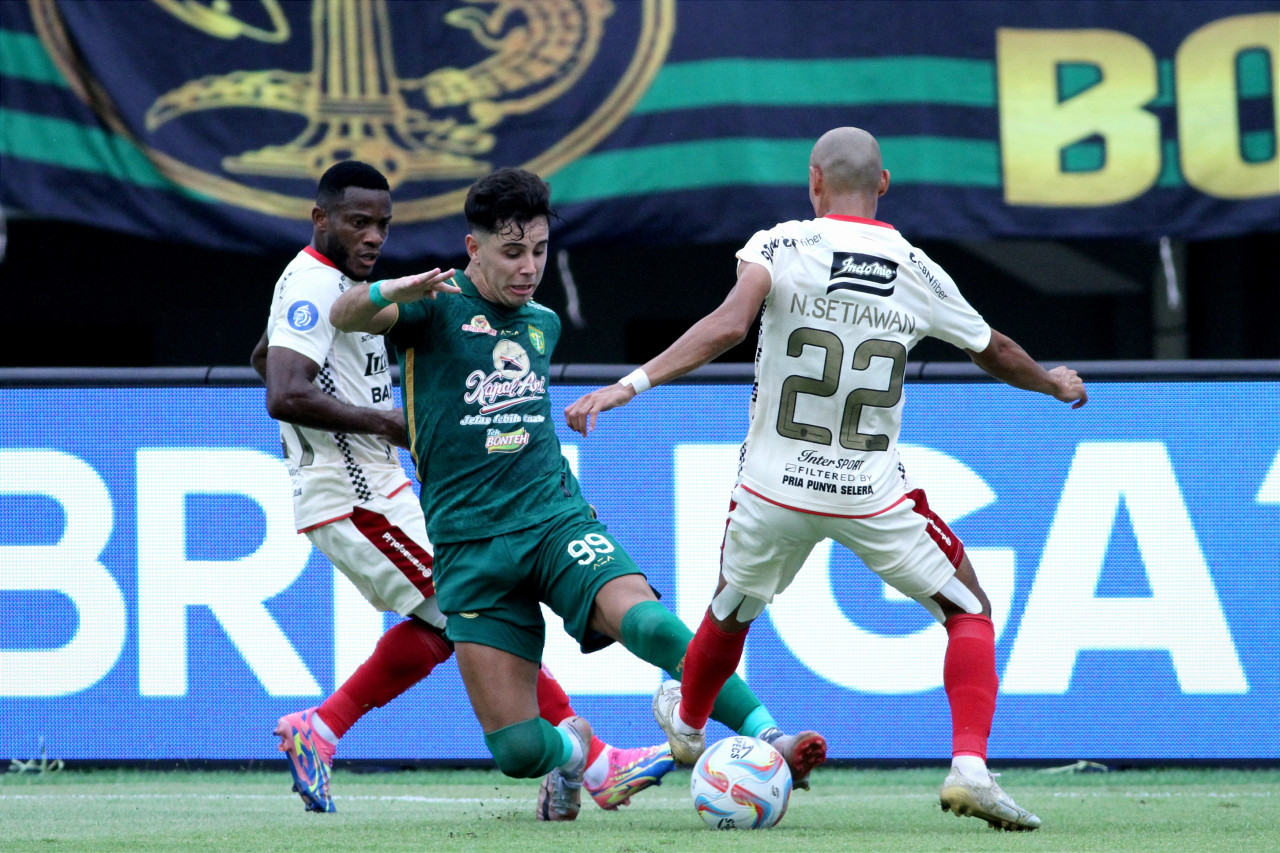 Bruno Moreira saat dihadang dua pemain Bali United di Stadion Gelora Bungtomo Surabaya. (Foto: Sahlul Fahmi/jatimnow)