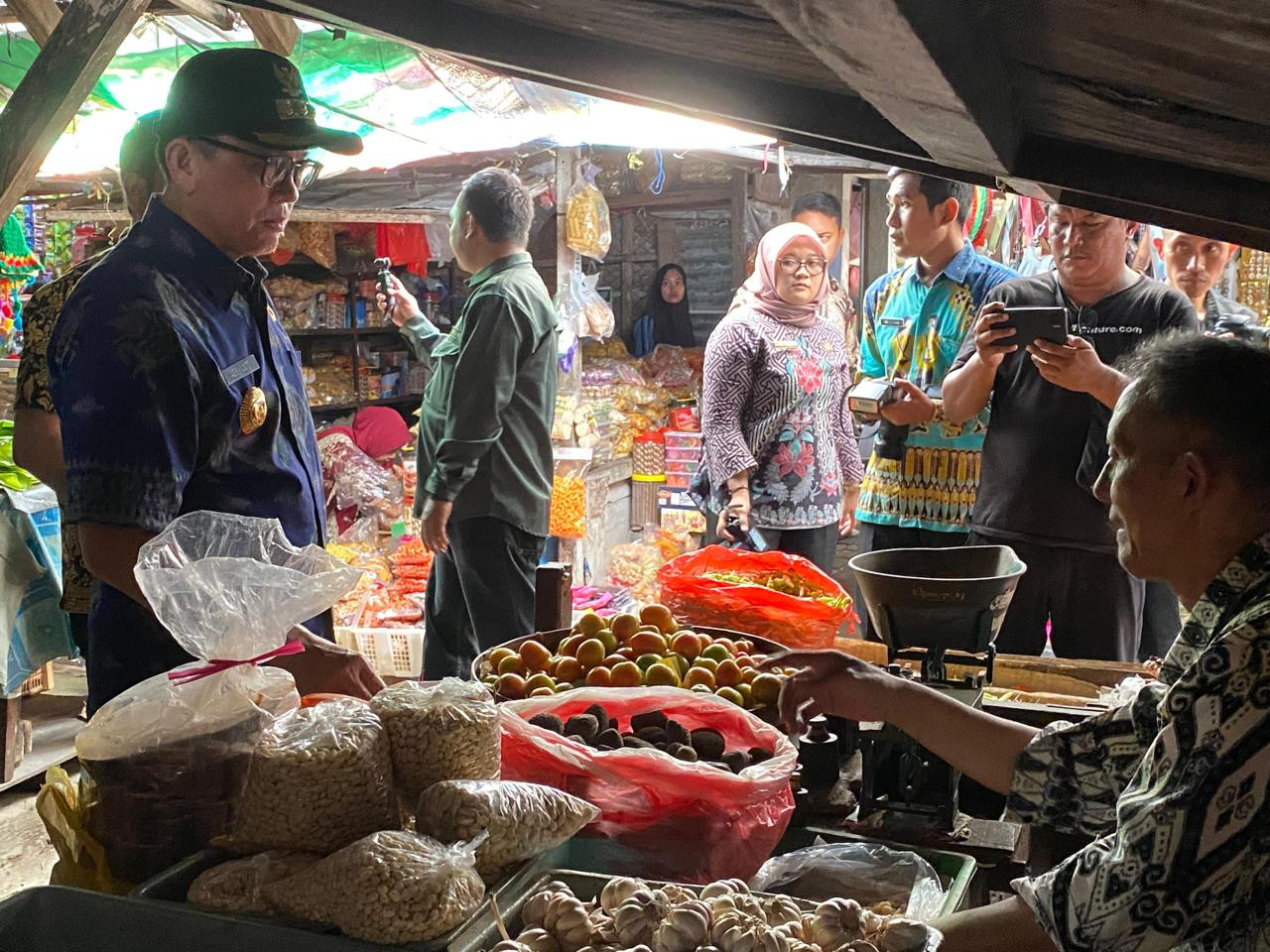 PJ Bupati Bojonegoro Adrianto bersama Sekretaris Daerah dan OPD terkait saat Sidak di sejumlah Pasar tradisional Kota Bojonegoro (dok Humas Pemkab for jatimnow.com)