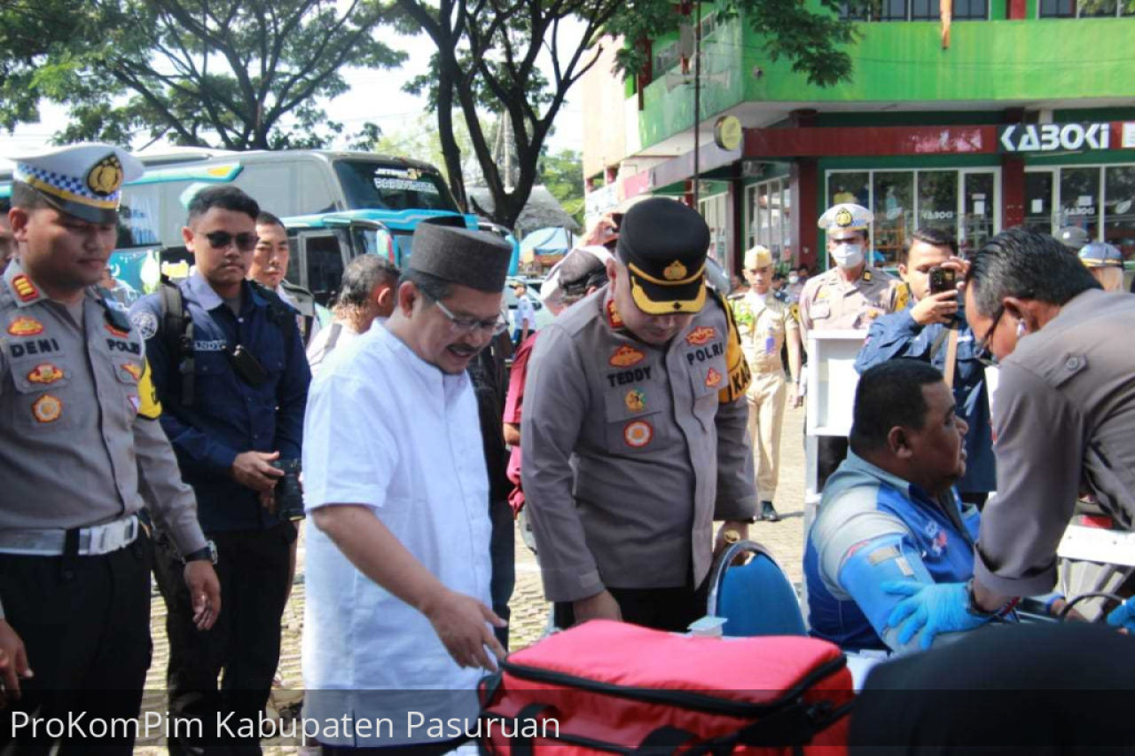 Pj. Bupati Pasuruan, Andriyanto, usai memberangkatkan armada bus secara bersama-sama dengan Kapolres Pasuruan, AKBP Teddy Chandra dan Dandim 0819 Pasuruan, Letkol Arh. Noor Ishak. (Foto : Pemkab Pasuruan for jatimnow.com)