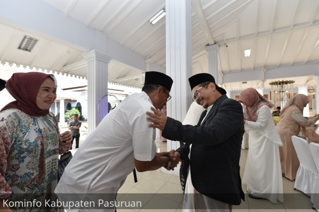 Pj Bupati Pasuruan Sumringah Sambut Tamu Open House, Siapa Saja?
