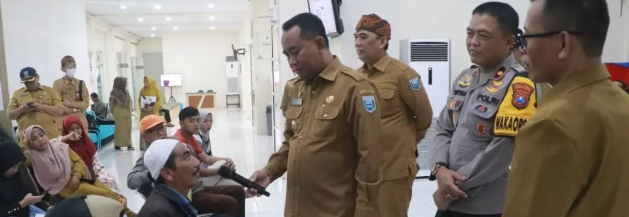 Pj Bupati Probolinggo Ugas Irwanto saat berdialog dengan salah satu warga di MPP (Foto: Humas Pemkab Probolinggo for jatimnow.com)