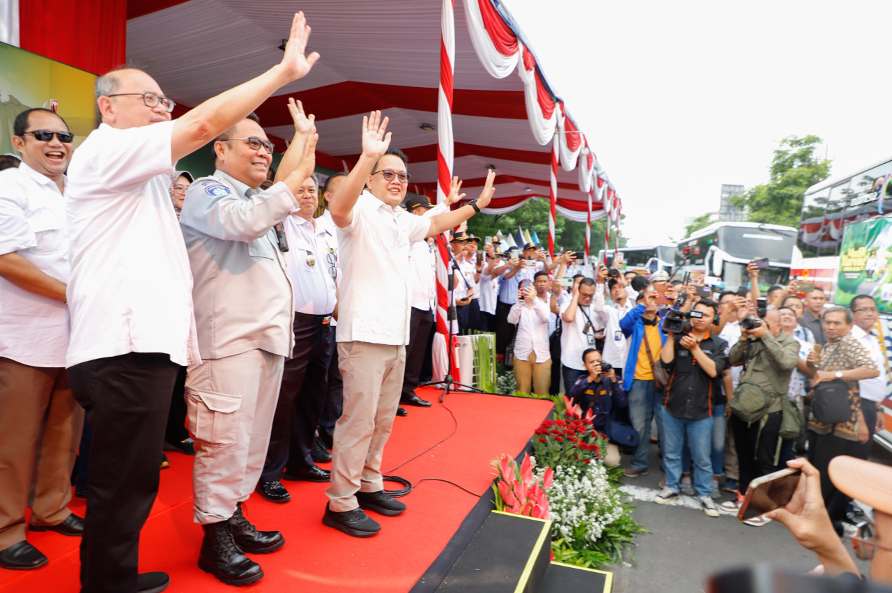 Pj Gubernur Adhy Karyono saat memberangkatkan 3.840 orang dalam acara Mudik Bareng Gratis. (Foto: Ni'am Kurniawan/jatimnow.com)