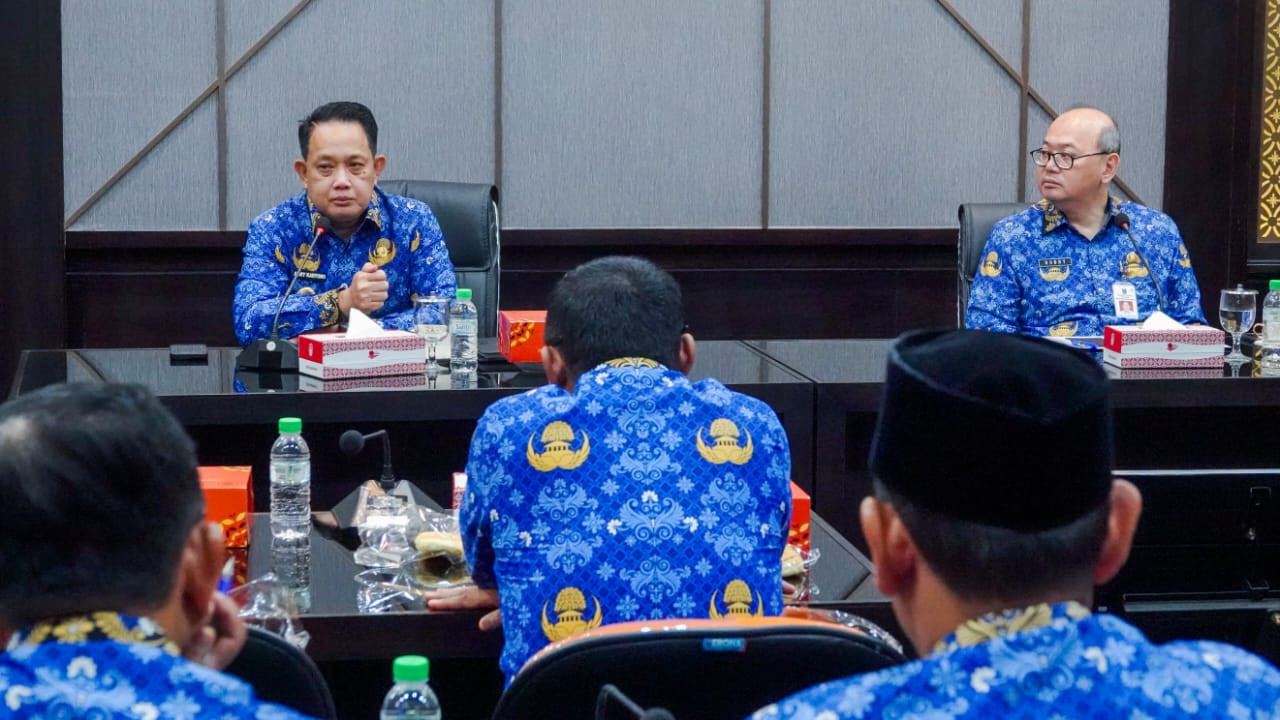 Pj Gubernur Jatim, Adhy Karyono, saat membahas pernikahan anak di Jatim. (Foto:  Ni'am Kurniawan/jatimnow.com)