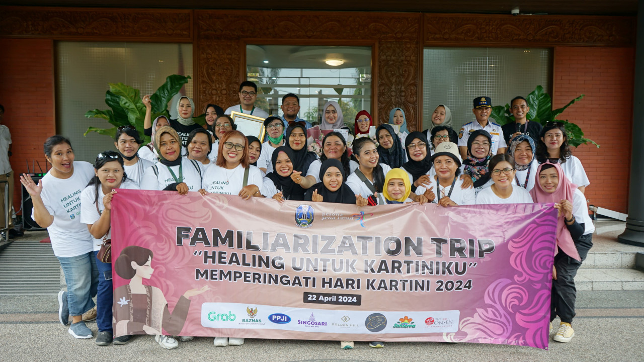 Senyum bahagia tergambar dari setiap ojol wanita saat berlibur di Batu bersama Disbudpar Jatim (foto: Fatim for jatimnow.com)