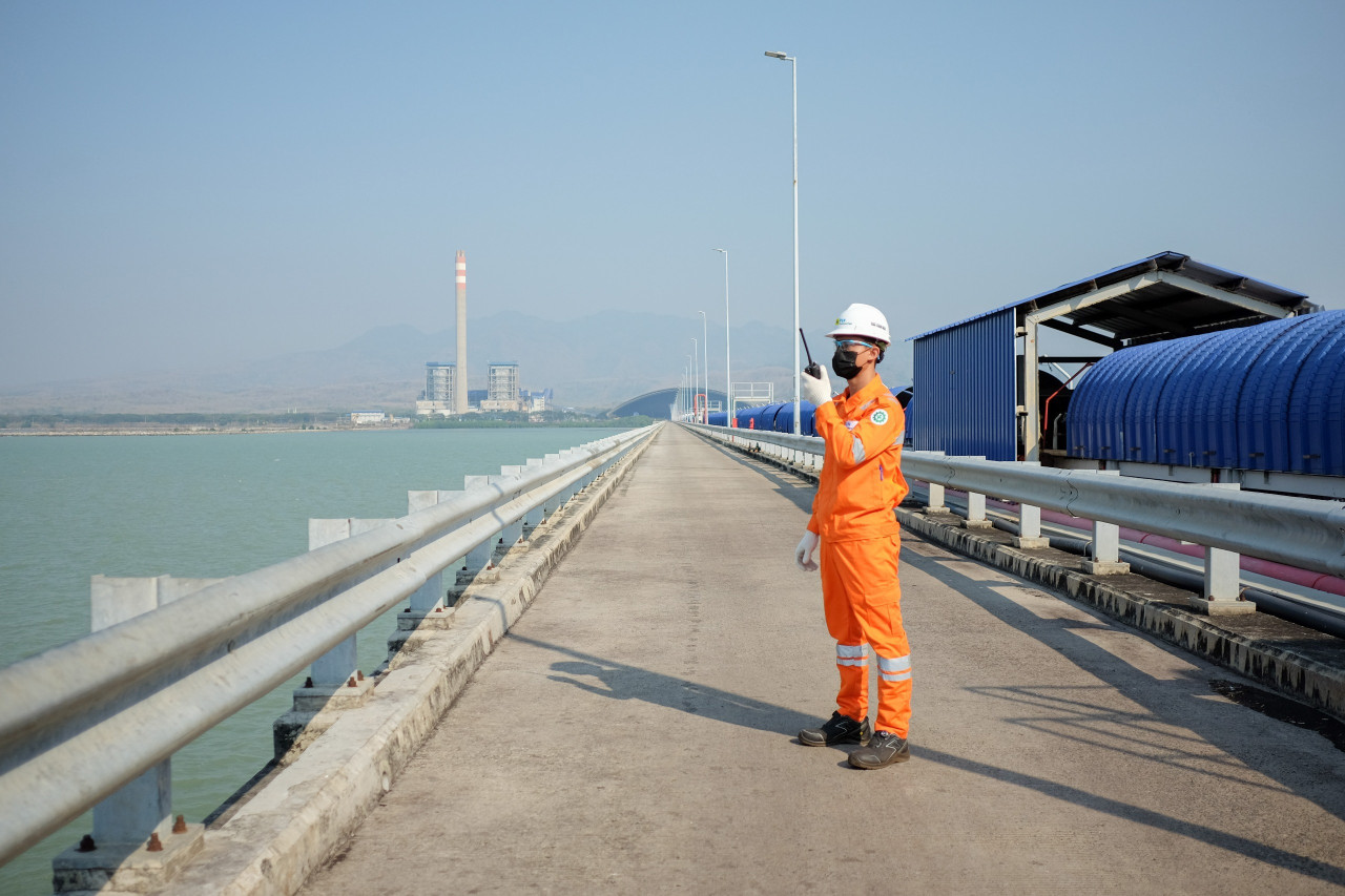 Operator Pembangkit Listrik Tenaga Uap (PLTU) Rembang sedang melaksanakan patroli rutin guna memastikan unit pembangkit beroperasi secara normal. Hari Operasi Pembangkit (HOP) PLN NP berada di 18 hari HOP. (Foto: Humas PLN NP)