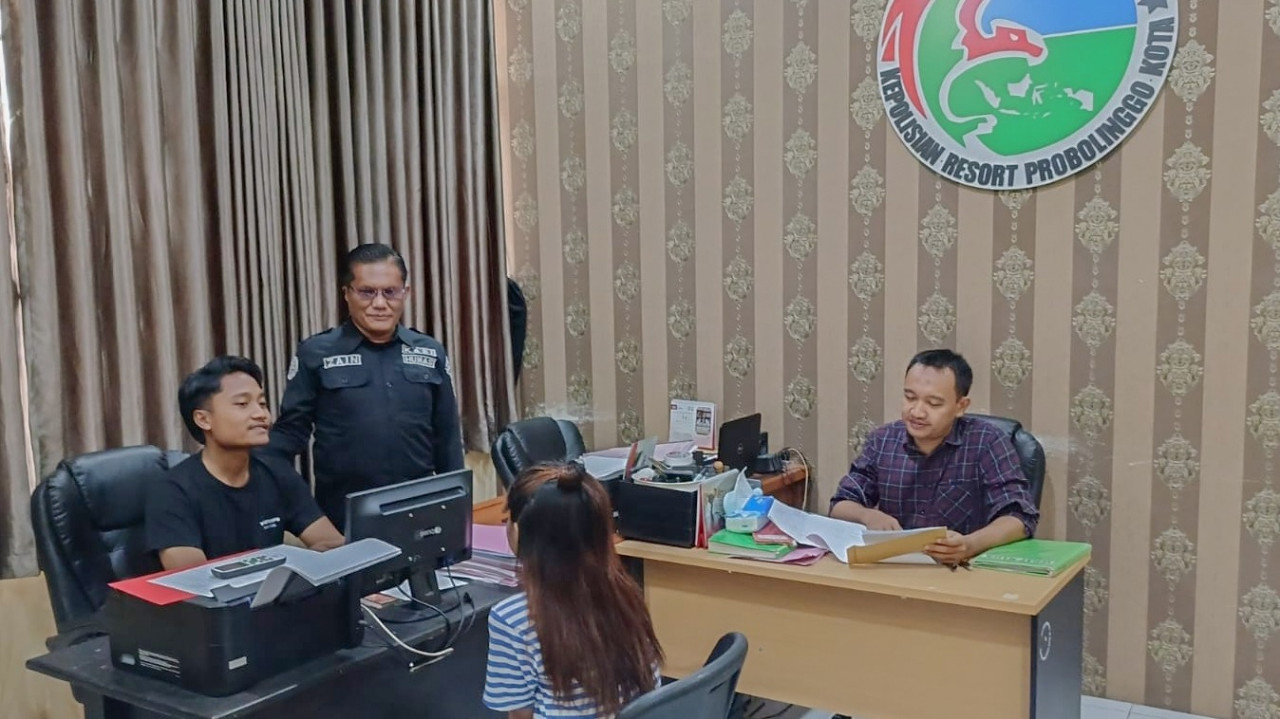 Pemeriksaan terhadap wanita pembawa sabu dalam roti. (Foto: Humas Polres Probolinggo Kota)